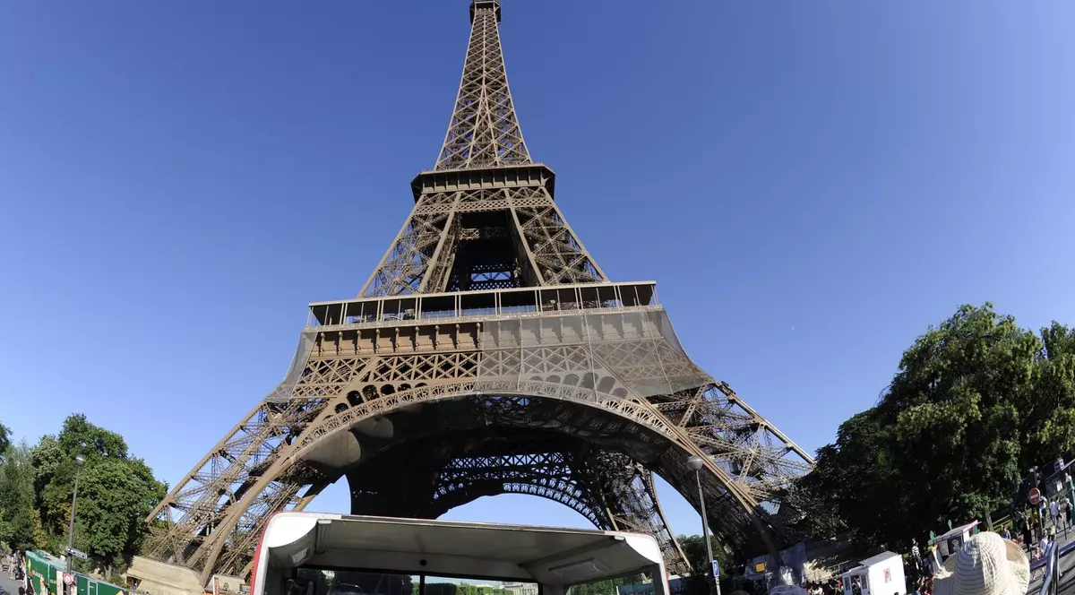 Mai multe trepte ale scărilor originale de la Tour Eiffel vor fi scoase la licitație. Care este prețul de pornire