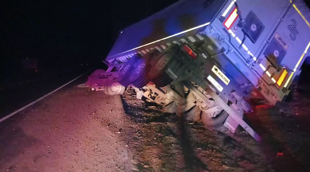 TIR încărcat cu cereale, răsturnat în zona Pădurea Bogății, pe DN13, în județul Brașov. Șoferul era băut