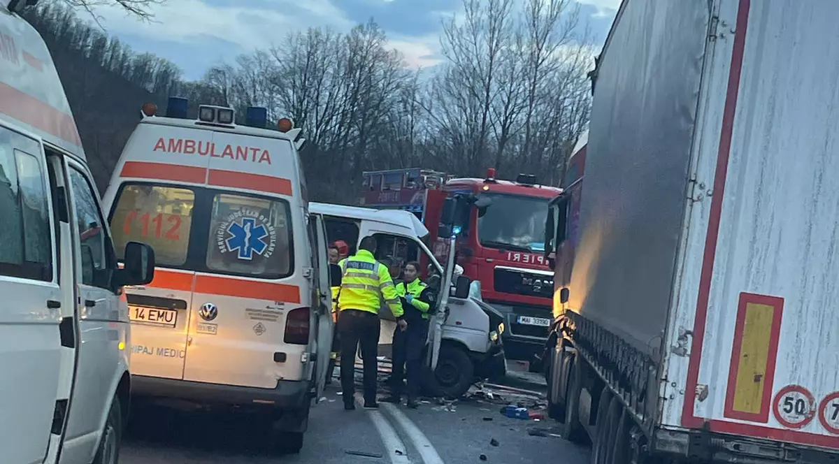 Accident grav pe drumul Cluj- Oradea. Două persoane au murit și alte cinci au fost rănite, după ce un microbuz a intrat într-un TIR