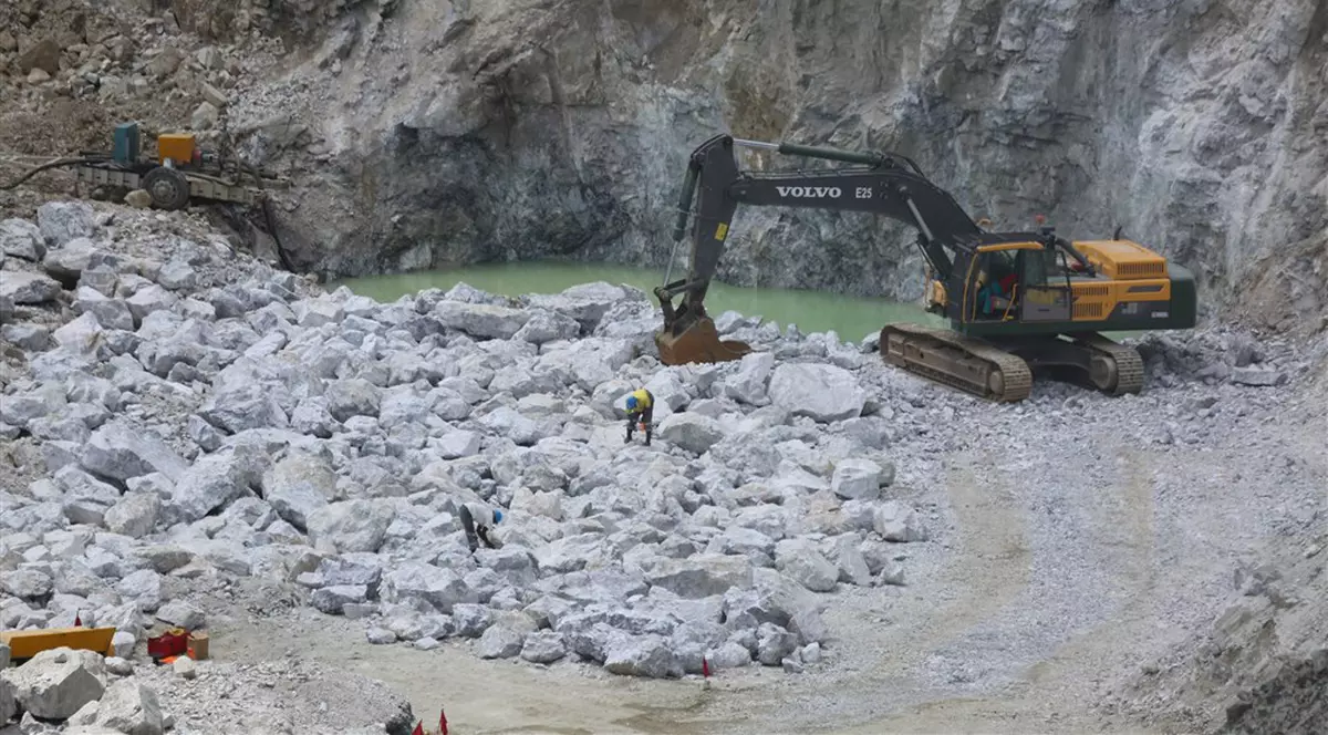 Iranul susține că a descoperit un zăcământ uriaș de litiu. Metalul este esențial pentru fabricarea bateriilor