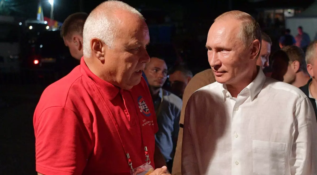 Curajul unui elev de la o școală din Moscova, la prelegerea lui Dmitri Kiseliov, „cel mai toxic propagandist rus”: „Putin a jefuit țara și și-a construit un palat”