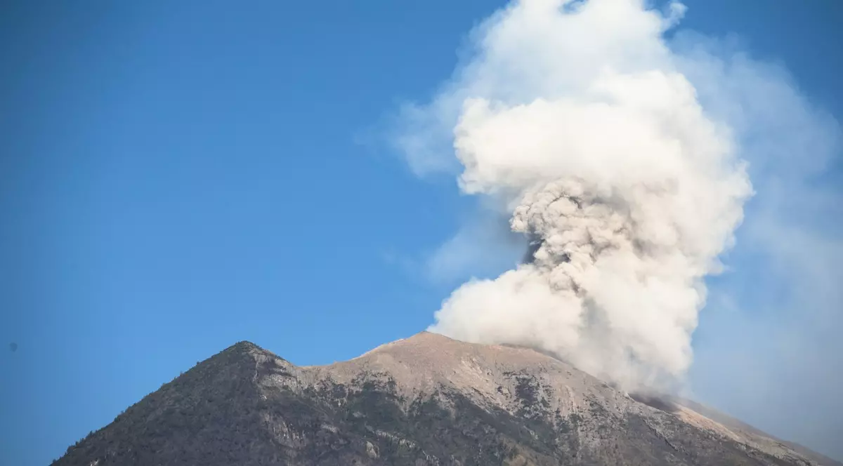 Un blogger rus riscă expulzarea din Insula Bali, după ce a făcut o poză obscenă pe un munte sacru: „M-au amenințat că mă aruncă în acid”