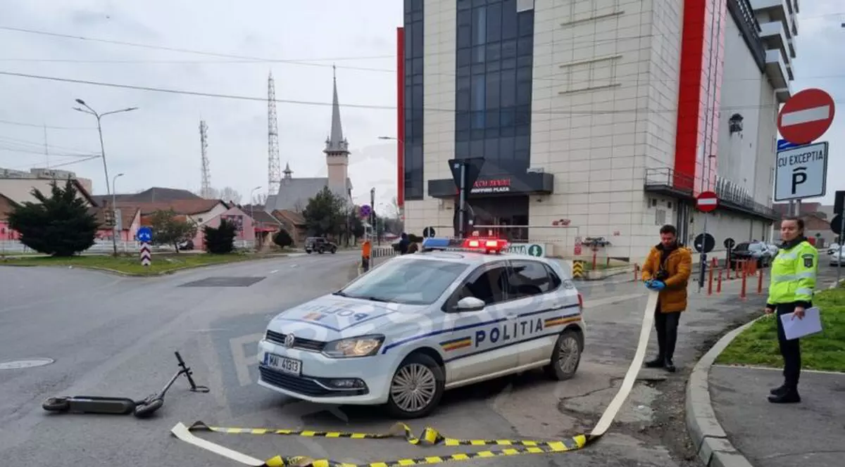 O femeie din Satu Mare pe trotinetă, la spital, după ce a fost acroșată de o mașină de poliție aflată în misiune