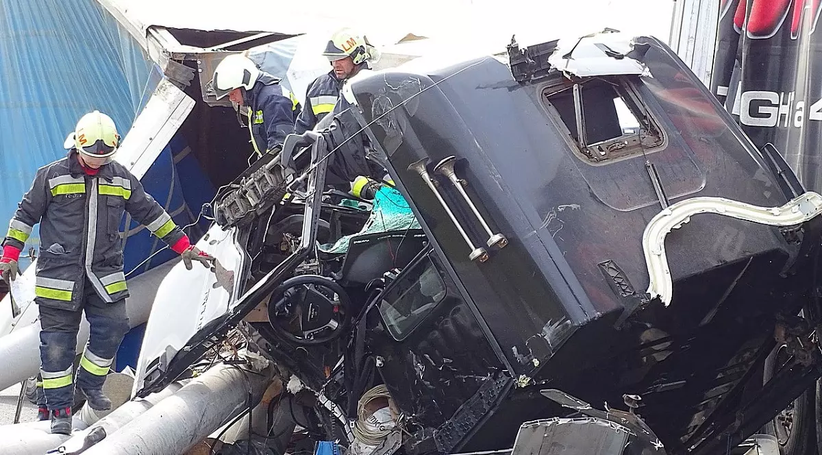 Șofer român de TIR ucis de stâlpii uriași de beton pe care-i transporta și care au smuls cabina de pe șasiu, pe o autostradă din Ungaria