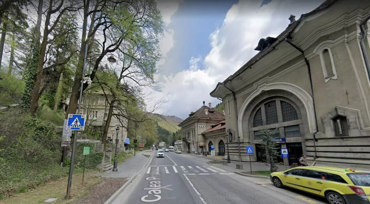 Aleea Caraiman din Sinaia, una dintre zonele cele mai frumoase şi cu cea mai mare încărcătură istorică din România, va fi distrusă de o parcare cu 7 etaje. Foto: Google Maps