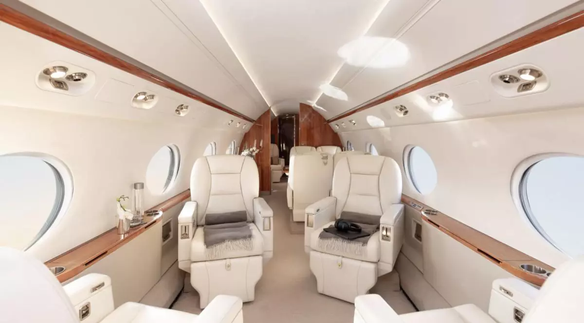 Cum arată avionul de lux cu care zboară Iohannis în Emiratele Arabe. Aeronava, închiriată tot de la firma luxemburgheză