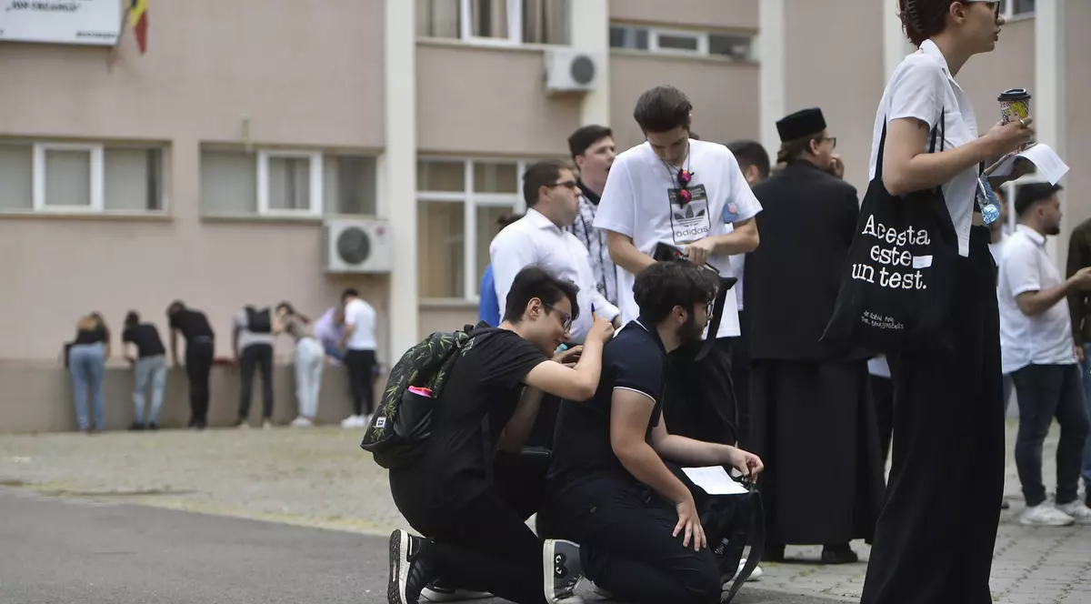 Simulările la Bac și pentru evaluările naționale. Marele show al neputinței