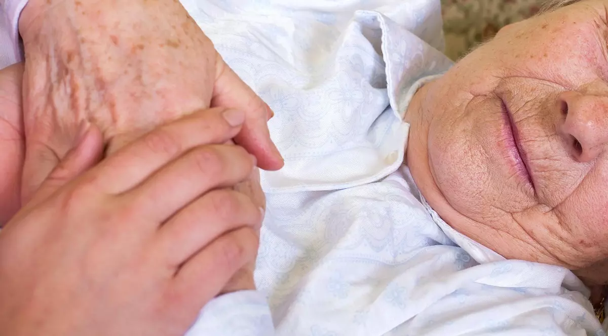 O badantă din Moldova a agresat sexual, în prima ei zi de muncă, bătrâna de 93 de ani pe care o îngrijea, „ca să scoată diavolul din ea”. Femeia de 37 de ani a dispărut apoi în Italia