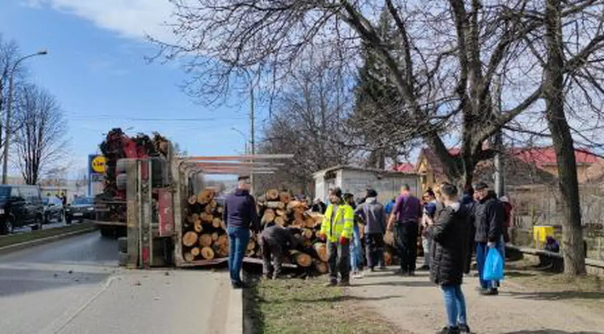 O remorcă plină cu lemne s-a răsturnat peste oamenii care așteptau autobuzul, în Pașcani. Momentul, surprins de camere