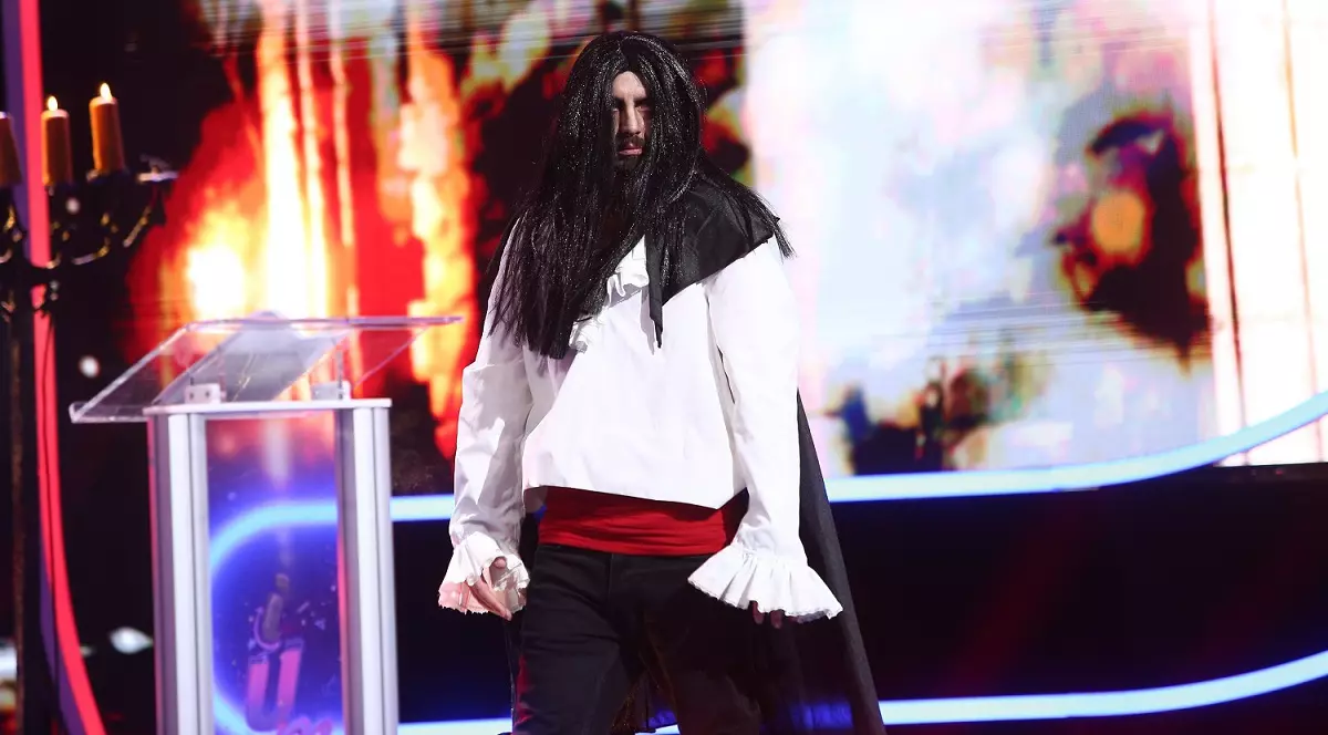 Cosmin Natanticu s-a transformat în Dracula la „iUmor”. Cheloo a reacționat: „Aveți nevoie de un consilier?”