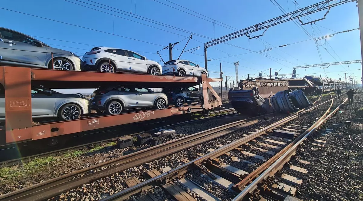 Directorul CFR Călători spune că mecanicul trenului de pasageri care a lovit marfarul a trecut pe roșu: „A mers puțin mai încet sperând să i se facă verde”