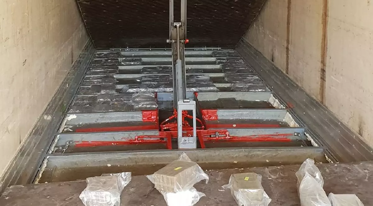 Un șofer român de TIR prins în Franța cu o tonă de canabis în camion nu va fi judecat: „Vameșii s-au comportat ca niște cowboy”