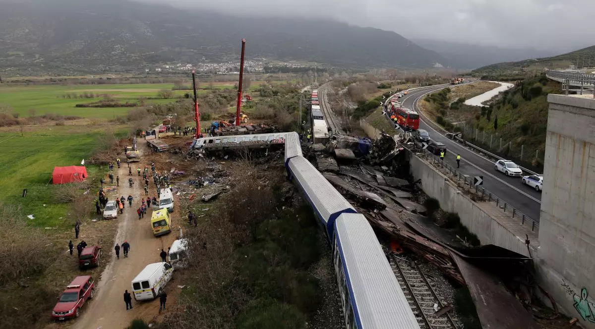 Mulți tineri se aflau în trenul de pasageri care s-a ciocnit cu un marfar în Grecia. Legist: „Unele trupuri sunt greu de identificat”