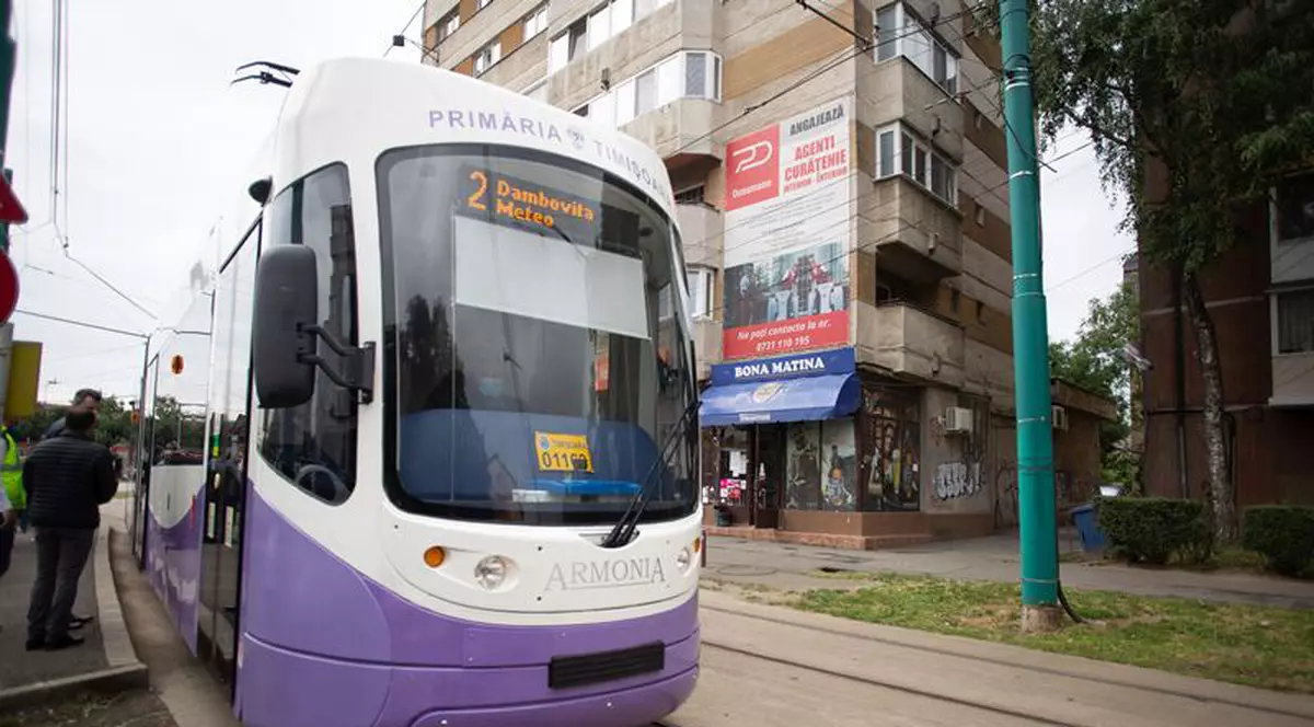 Un bărbat a fost accidentat mortal, după ce a încercat să se prindă din mers de un tramvai, în Timișoara