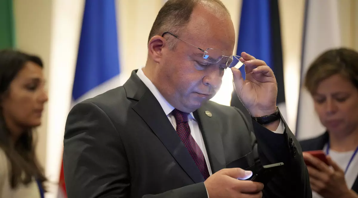 Noi voci furioase în PNL la adresa lui Bogdan Aurescu. „Nu mai are ce căuta în Guvern. A comis un gest mizerabil”. Surse: O parte dintre liberali, enervați de atitudinea arogantă a ministrului la ședințe