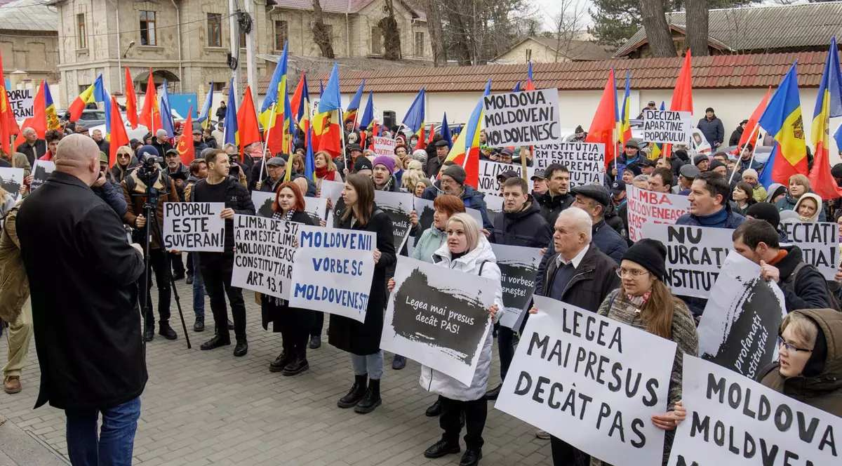 Cum îi ajută pe românii din Ucraina înlocuirea limbii „moldovenești” cu limba română 