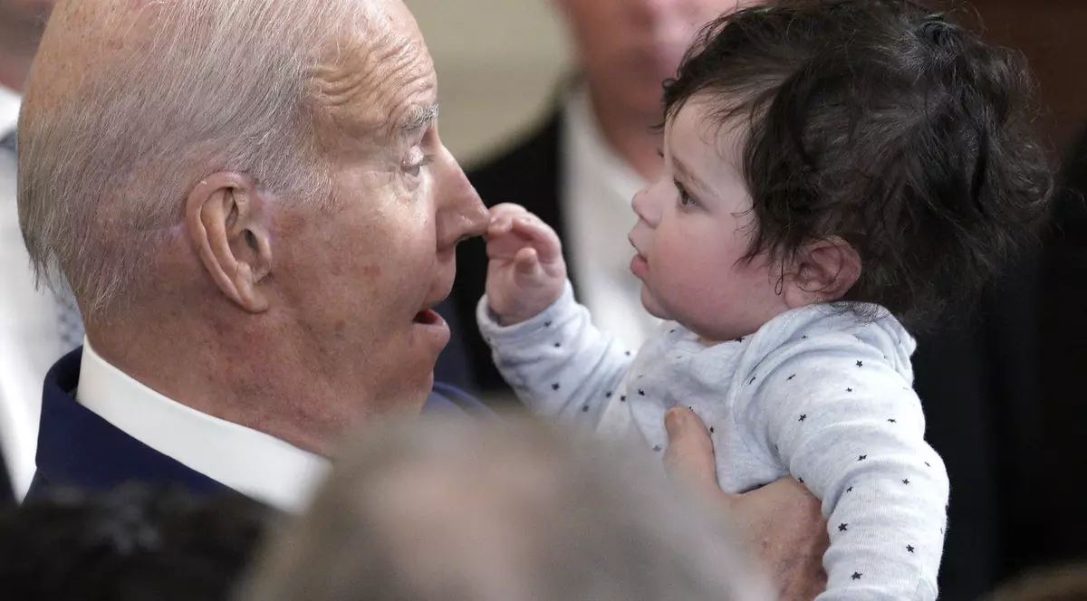 IMAGINEA ZILEI vine de la Casa Albă. Președintele care se strâmbă și bebelușul