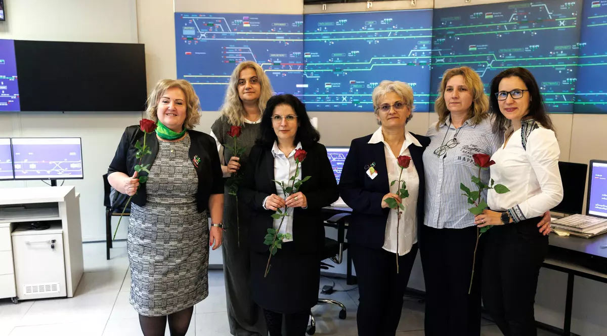 Patru femei din centrul de comandă al metroului bucureștean vorbesc despre pasiunea lor pentru profesie: „Avem o responsabilitate mare, nu ne jucăm cu trenulețele”