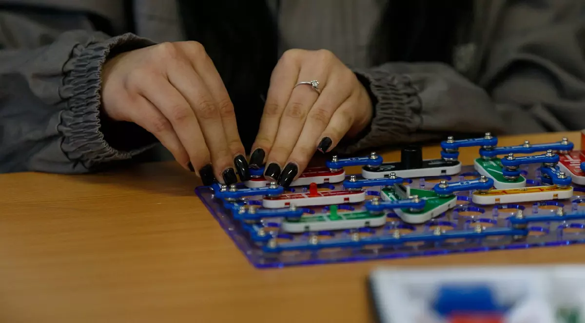 Fetele care se pregătesc să devină electriciene: „De mică îl urmăream cu atenție pe unchiul meu făcând circuite și mi-am dorit și eu”