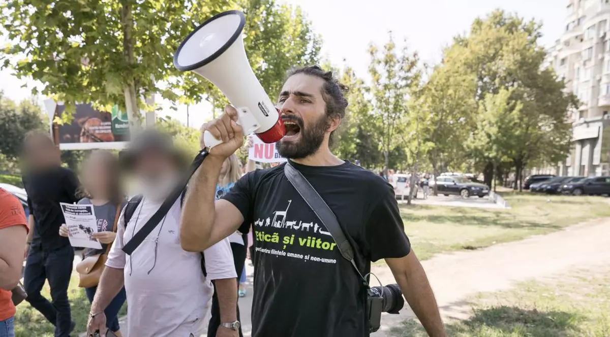 Percheziții DIICOT în cazul activistului vegan acuzat de abuz sexual cu minore, la aproape două luni după ce cazul a fost dezvăluit într-o investigație Libertatea