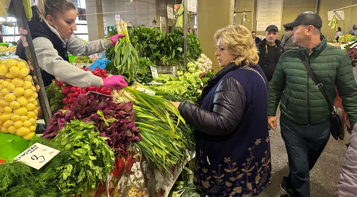 PREȚURI MARI. O altă versiune a realității din Piața Obor decât cea din Financial Times: „Am clienți cărora le dau pe datorie”. De ce a ajuns ceapa să coste 8 lei kilogramul și castraveții 20