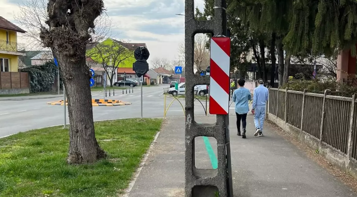 Pistă de biciclete din Satu Mare, plină de stâlpi. „Abia trece un ghidon de bicicletă pe acolo”