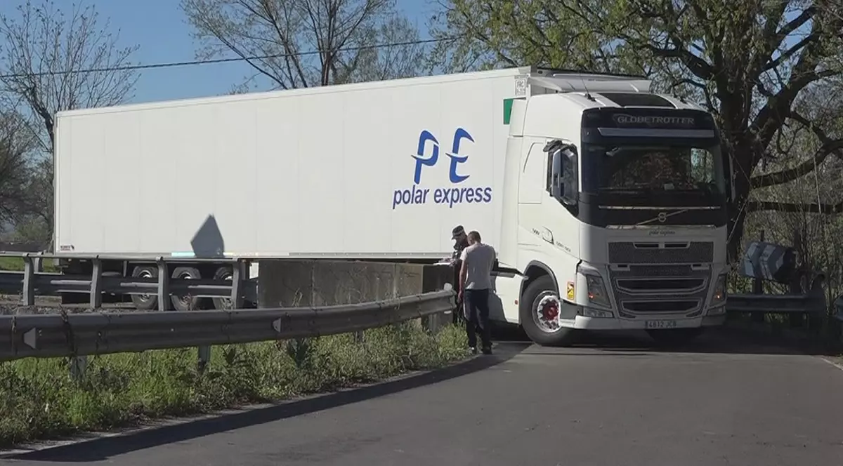 Șofer român de TIR amendat cu 87 de euro în Italia, după ce a blocat camionul pe un pod. Va plăti și cheltuielile serviciilor de deblocare