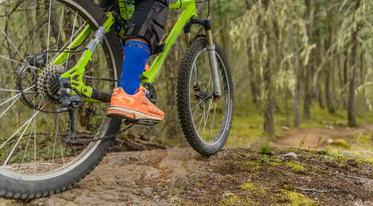 Un mountainbiker român a căzut de pe bicicletă după ce și-a prins jacheta la roată și a murit pe loc, pe un traseu din Austria