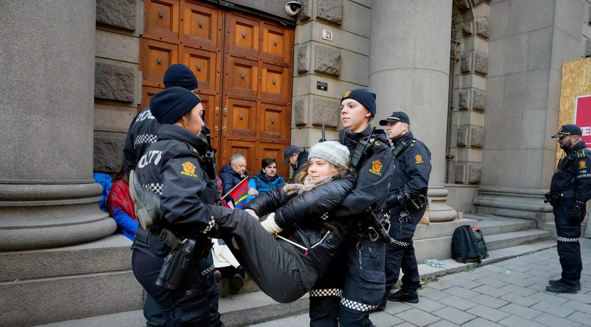 Greta Thunberg, reținută de polițiști în timpul unei demonstraţii la Oslo. VIDEO