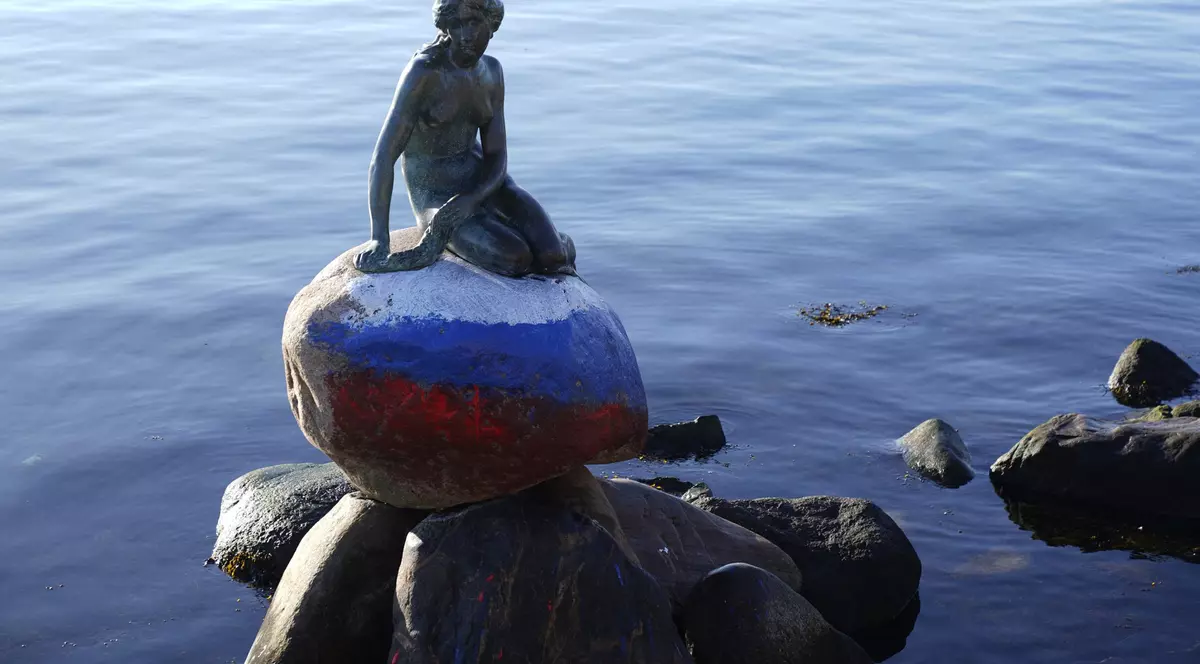 Statuia Micii Sirene din Copenhaga, vandalizată. Monumentul a fost vopsit în culorile drapelului Rusiei