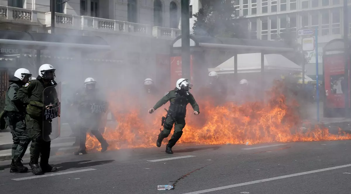 Noi proteste violente la Atena, după catastrofa feroviară. Premierul grec, scuze către popor: „Nu ar trebui să ne ascundem în spatele erorilor umane”