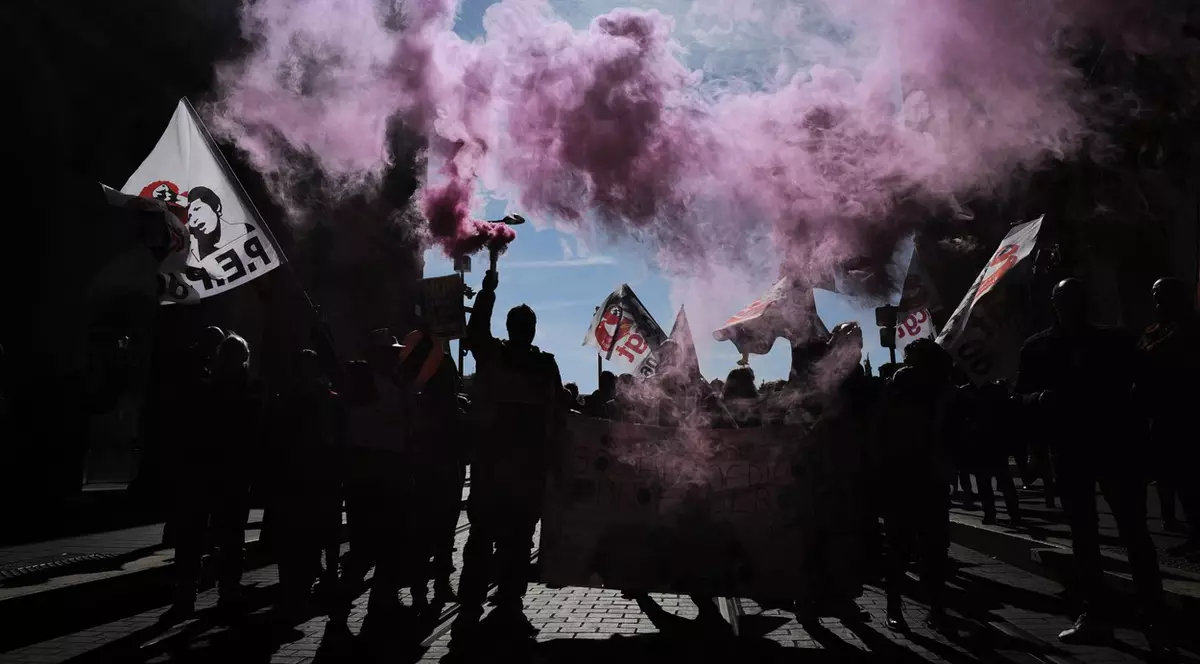 Peste 1,2 milioane de francezi, în stradă pentru a protesta față de proiectul lui Macron de creștere a vârstei de pensionare - VIDEO