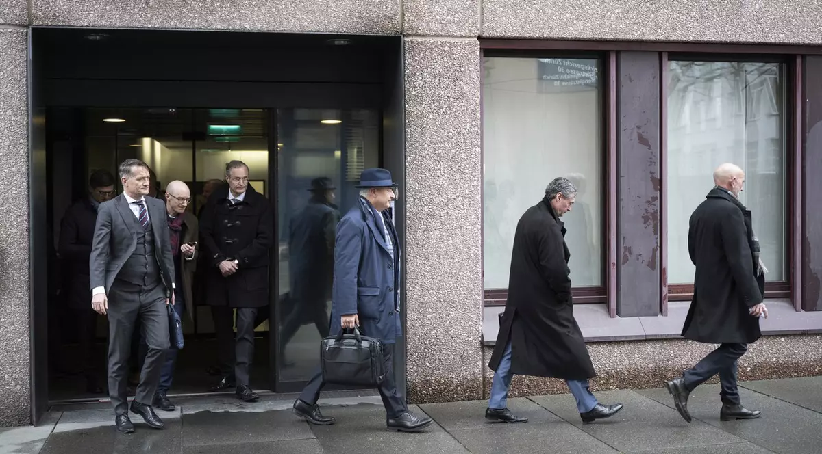 Patru bancheri sunt judecaţi în Elveția în procesul transferurilor de zeci de milioane de euro prin conturile „violoncelistului lui Putin”