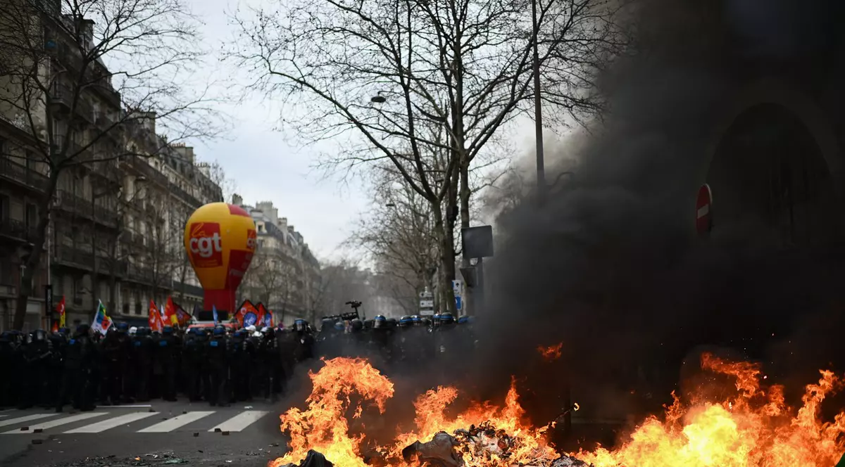Confruntări violente la Paris, în cea de-a șaptea zi de proteste față de reforma pensiilor. 32 de persoane au fost arestate