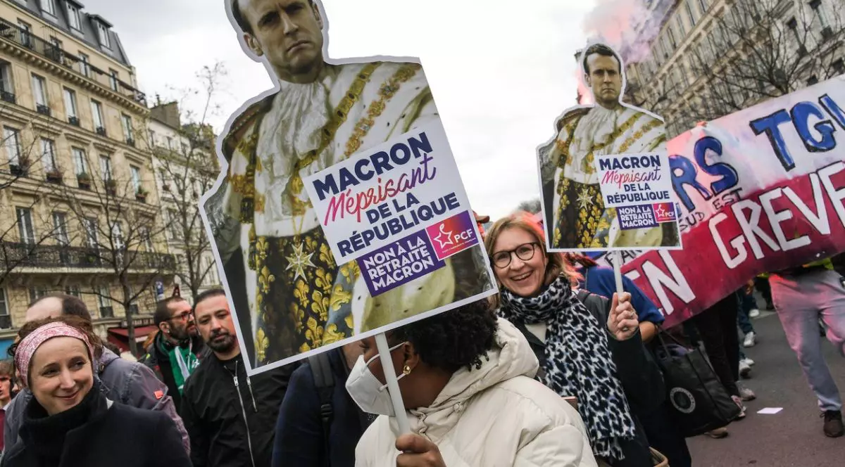 „Jupiter, poporul te va aduce pe Pământ!”. Protestul față de reforma pensiilor s-a radicalizat în Franța, iar Macron devine dușmanul tuturor