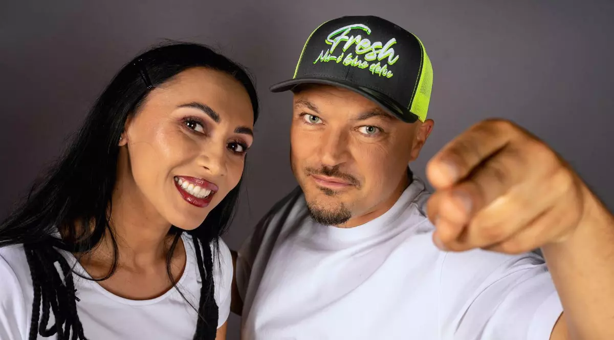 Cum arată casa de la țară a lui Puya. Este din lut și cu numeroase motive tradiționale: „Lumea ar veni cu un buldozer și ar lua tot să ducă la gunoi”