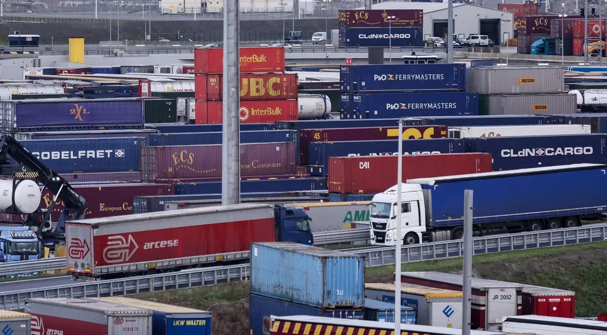 Șapte șoferi români de TIR încuiau migranți în containere: „Ajutor, suntem blocați de două zile cu copilul între cutii de Red Bull, n-am idee unde”