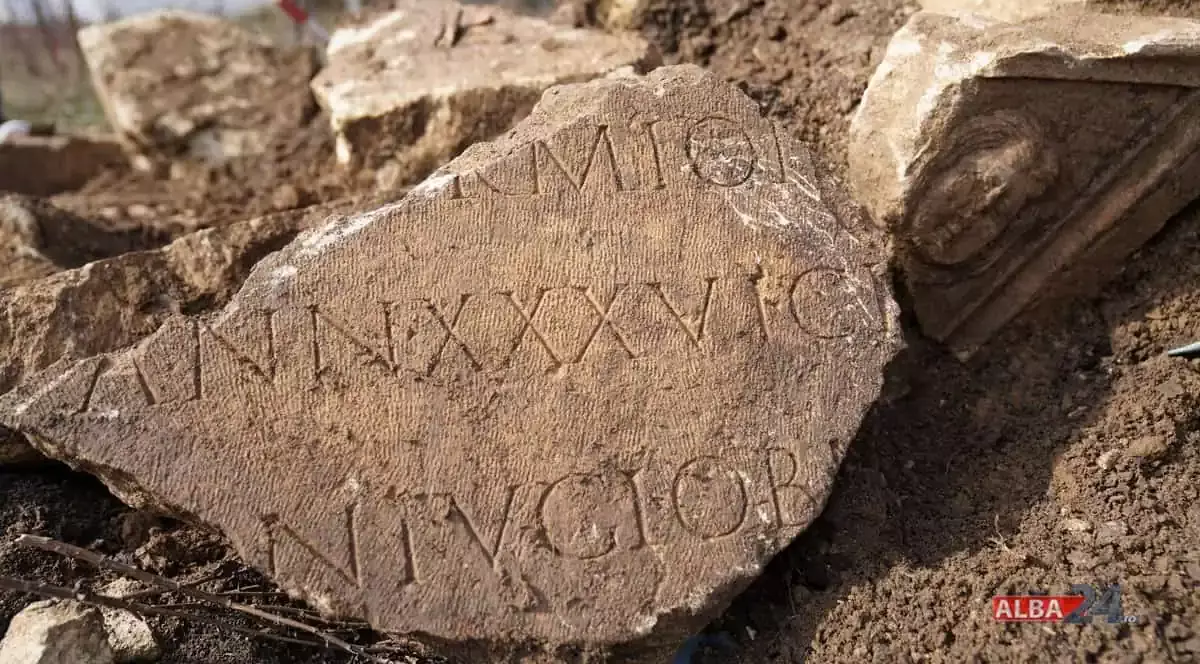 Sarcofag roman vechi de 1700 de ani, distrus cu excavatorul în cimitirul din Alba Iulia. A fost deschis dosar penal