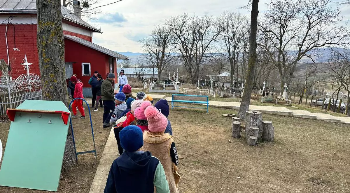 Într-un sat din Vaslui, elevii învață în cimitir, în sala de pomeni. Părinții au protestat când au aflat că autoritățile vor să-i mute de acolo