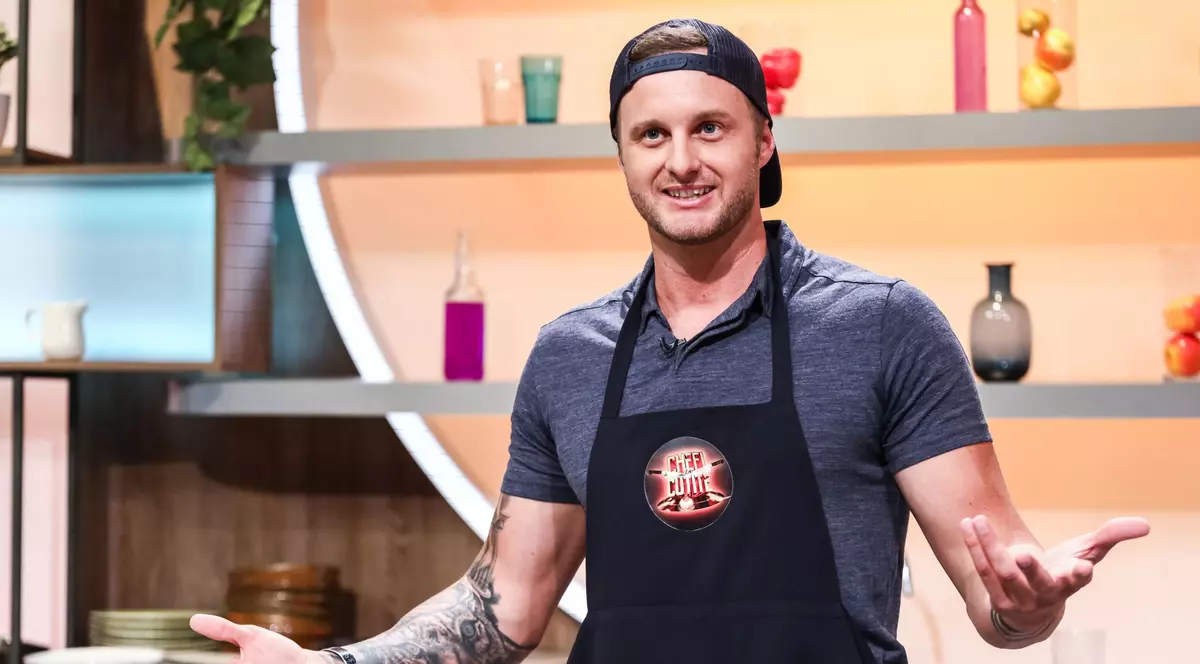 Un american din Hawaii, care călătorește de 8 ani în jurul lumii, intră în bucătăria „Chefi la cuțite”, în prima ediție a acestui sezon