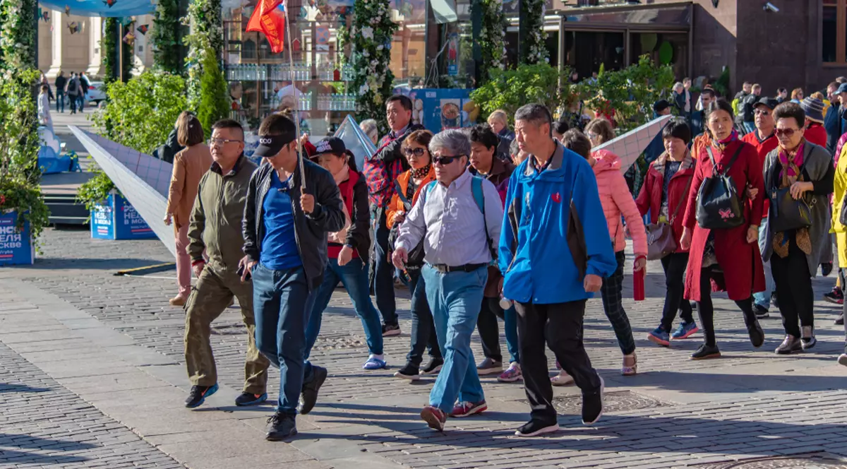 Imagine cu un grup de turişti chinezi însoţiţi de un ghid, la Moscova