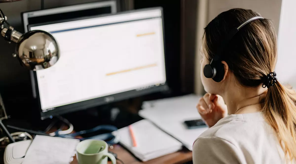 Domeniile care scot la bătaie cele mai multe locuri de muncă remote și ce salarii se pot câștiga. Munca la distanță, la cel mai mic nivel din ultimii 3 ani