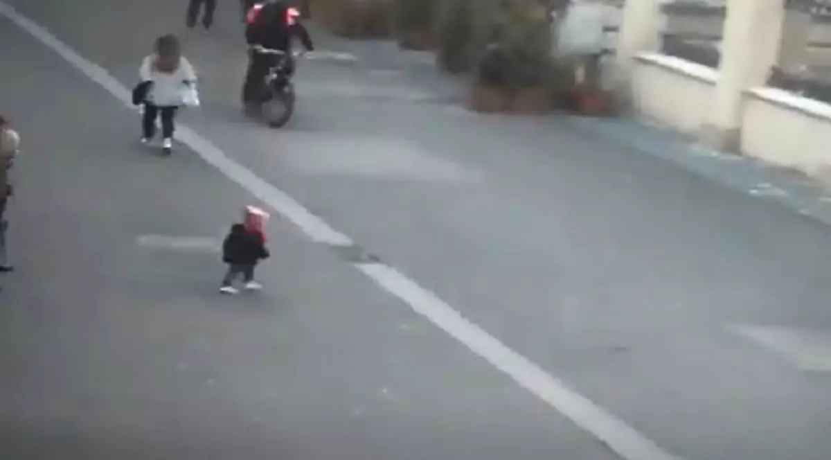 Fetiță de 2 ani, lovită de un curier pe bicicletă care pedala cu viteză pe o stradă pietonală din Timișoara. VIDEO