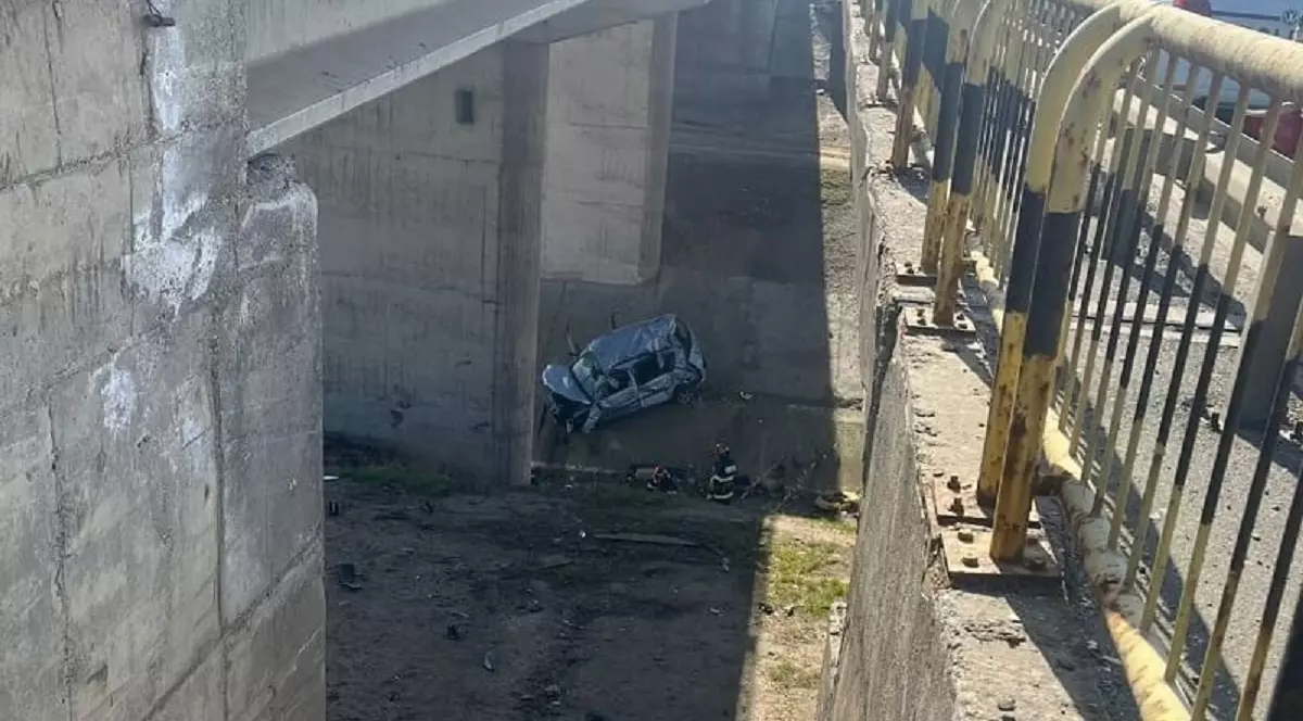 Un șofer de 73 de ani și o femeie de 70 de ani au scăpat cu viață după ce mașina lor a căzut de pe un pod, la intrarea în Urziceni. FOTO