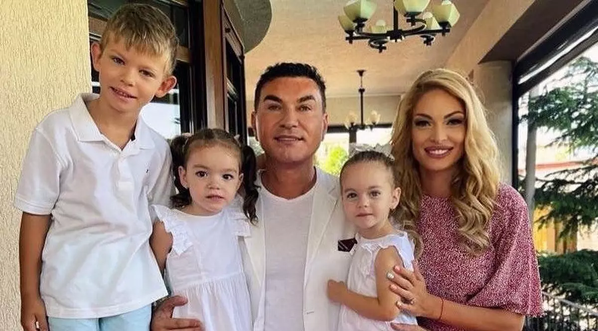 Valentina Pelinel și Cristi Borcea alături de copii