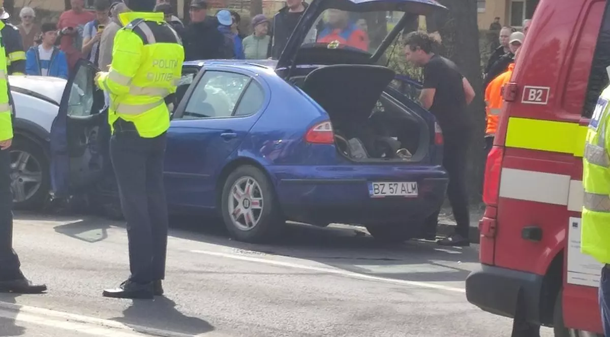 Grav accident în Brașov. O persoană a murit și alte cinci au fost rănite, după ce două mașini s-au ciocnit frontal