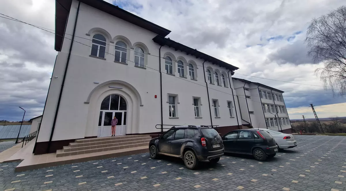 Cum arată liceul de la Pomârla, Botoșani, renovat cu 10 milioane de euro, care nu va fi inaugurat până în toamnă fiindcă n-are transformator