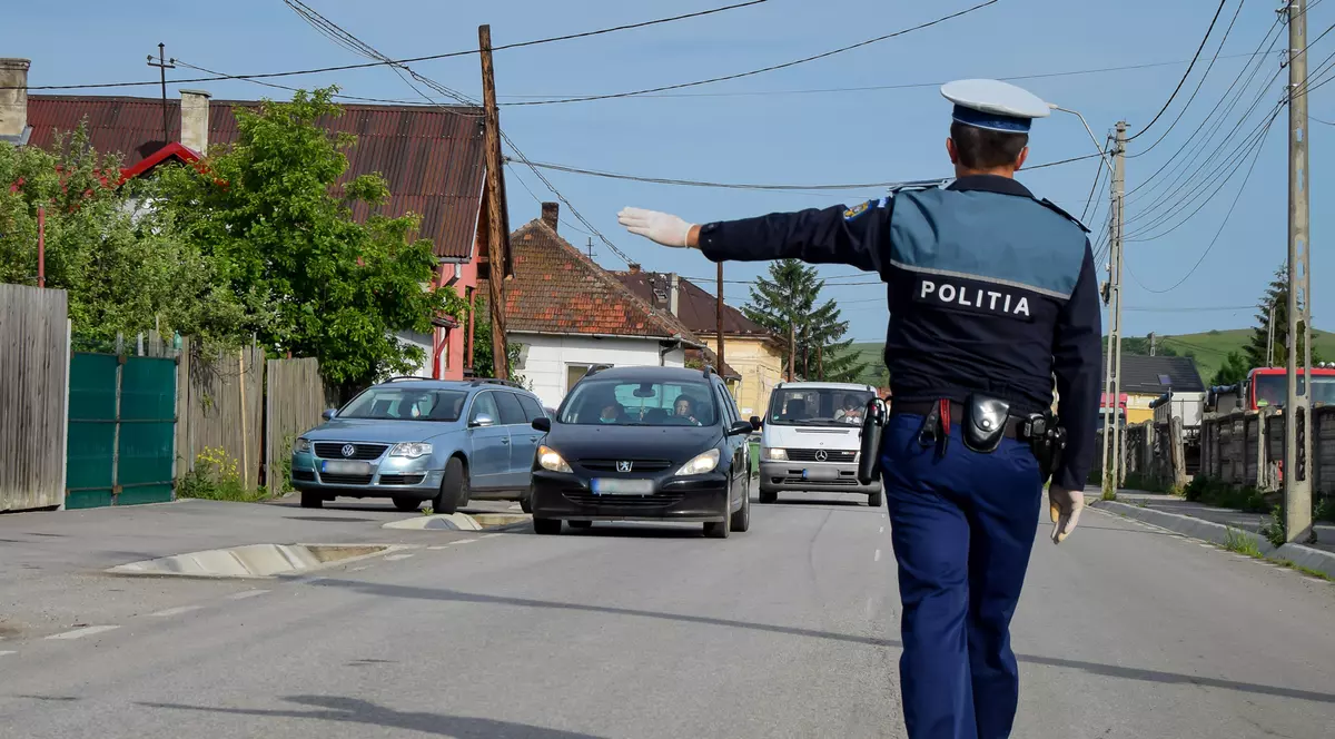 Un șofer din Constanța a lovit un polițist, iar pe un altul l-a mușcat de deget, în timp ce era dus la spital pentru probe biologice