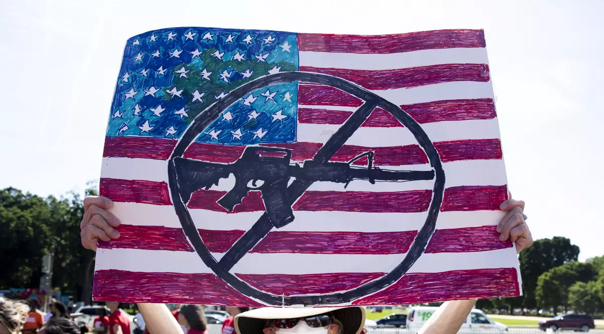 Studiu: Unul din cinci americani are un membru al familiei ucis de o armă de foc