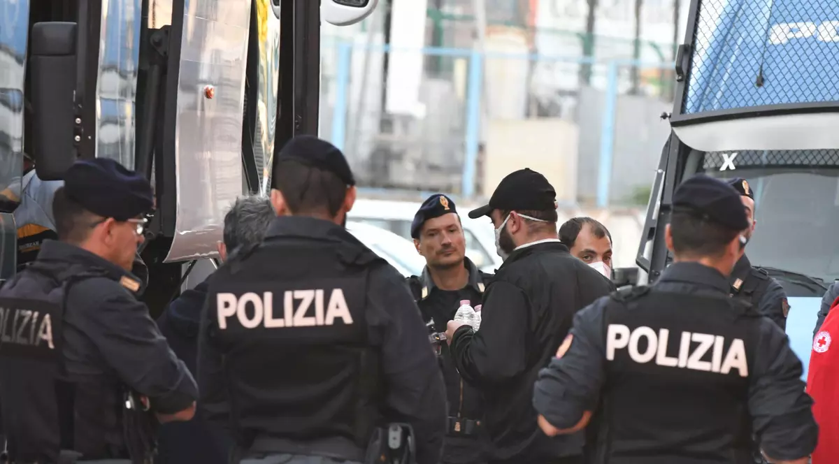 Români lăsați cu bagajele în drum, după ce șoferul microbuzului cu care călătoreau a fost arestat în Italia